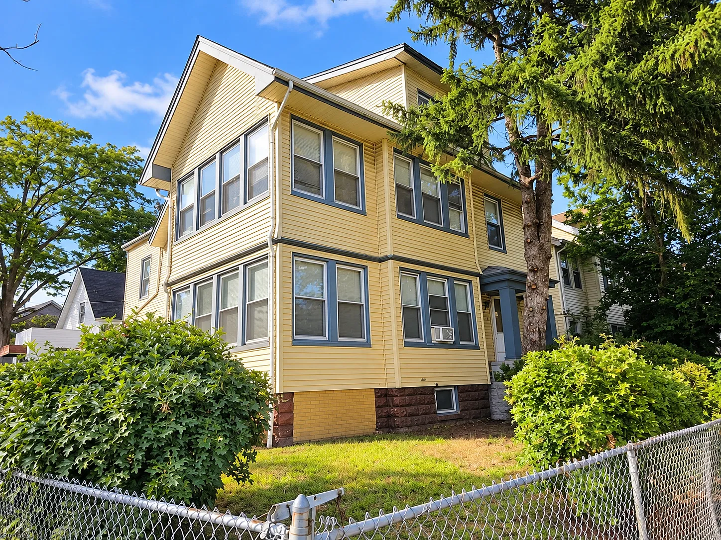 4 bed, 2.0 bath, 900 sqft, $2,600 — Photo 4