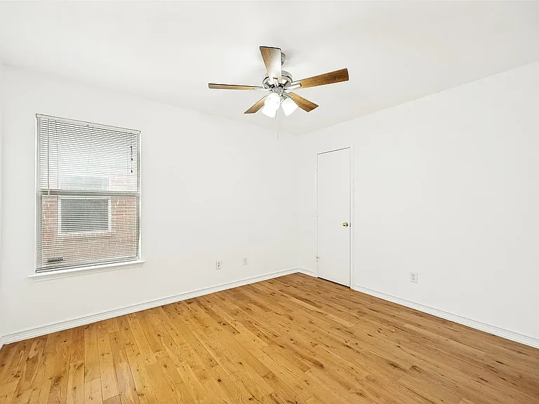202 Trenton Dr — Photo 3