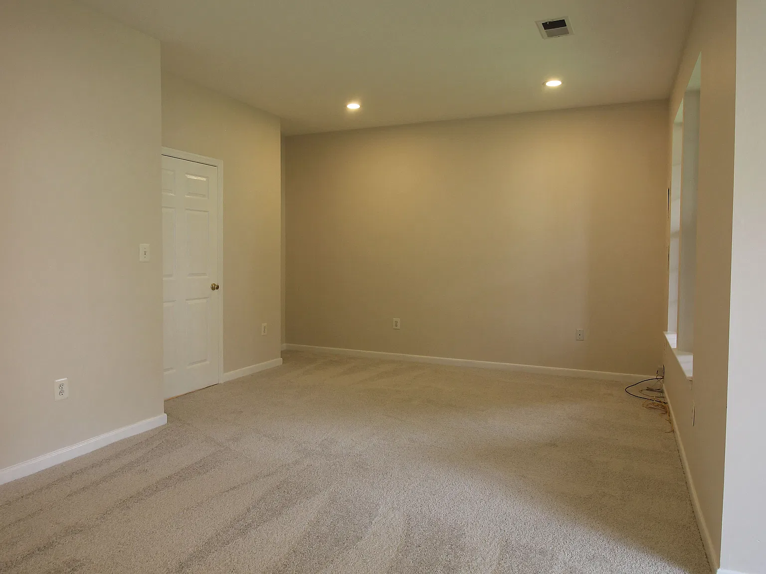 3 bed, 3.5 bath, 2428 sqft, $2,995 — Photo 4