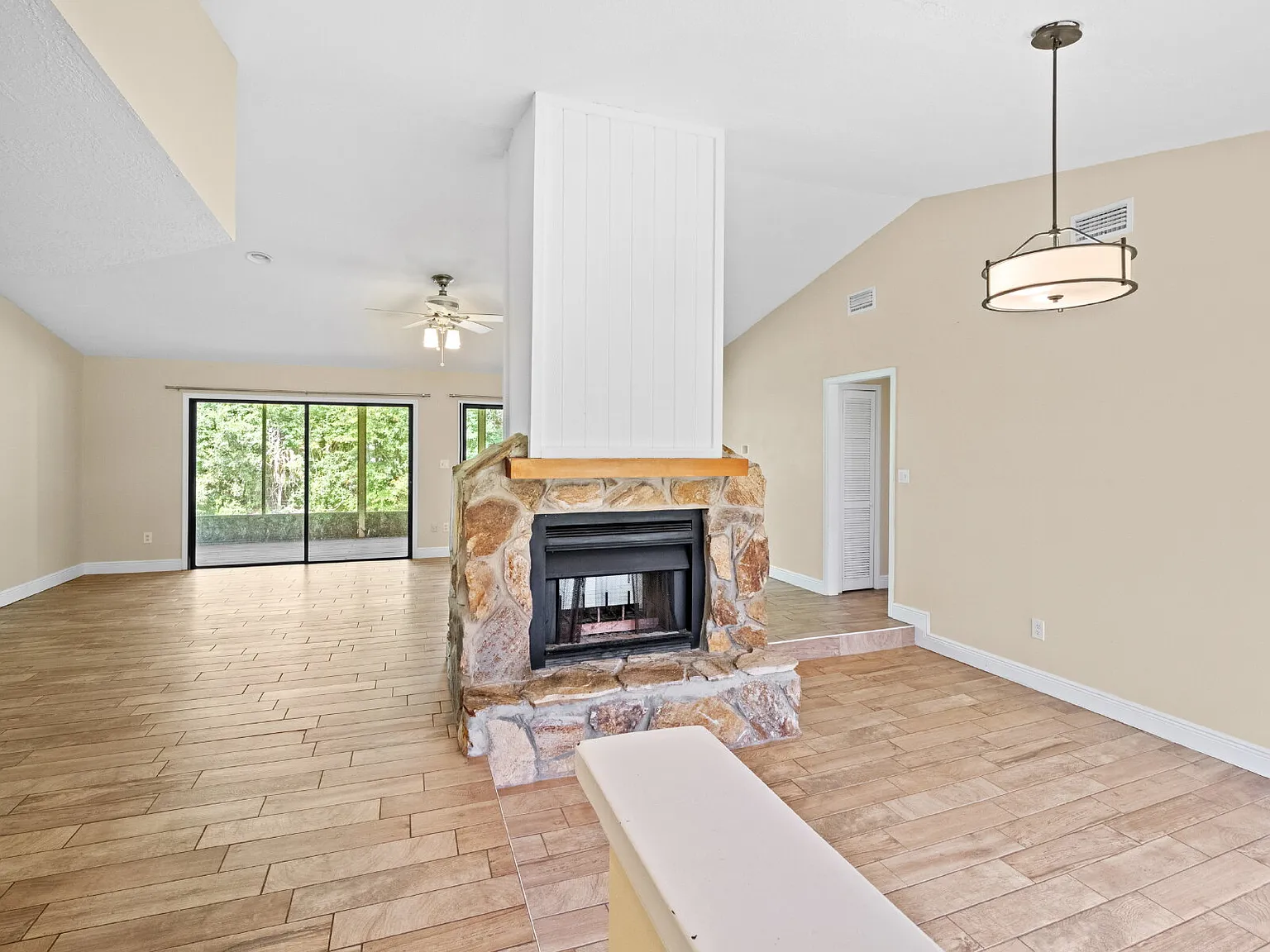 3 bed, 2.0 bath, 1829 sqft, $2,900 — Photo 3