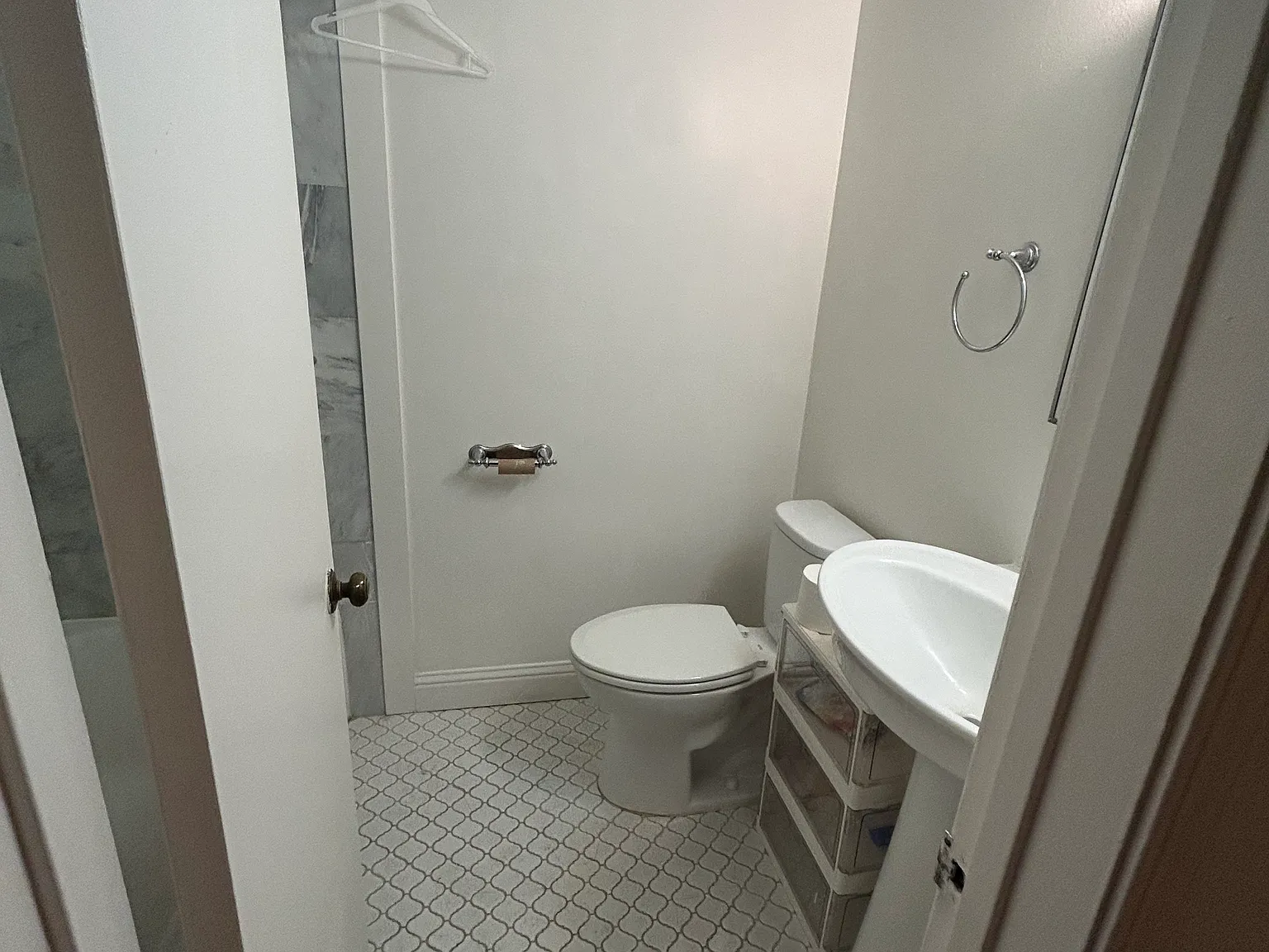3 bed, 900 sqft, $1,300 — Photo 3