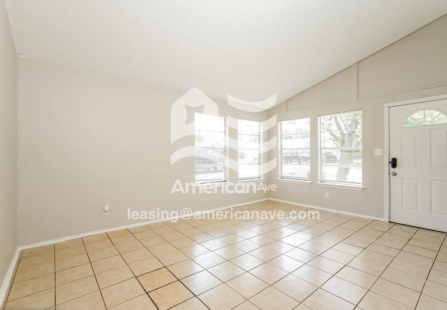 3 bed, 1.0 bath, 1042 sqft, $1,291 — Photo 2