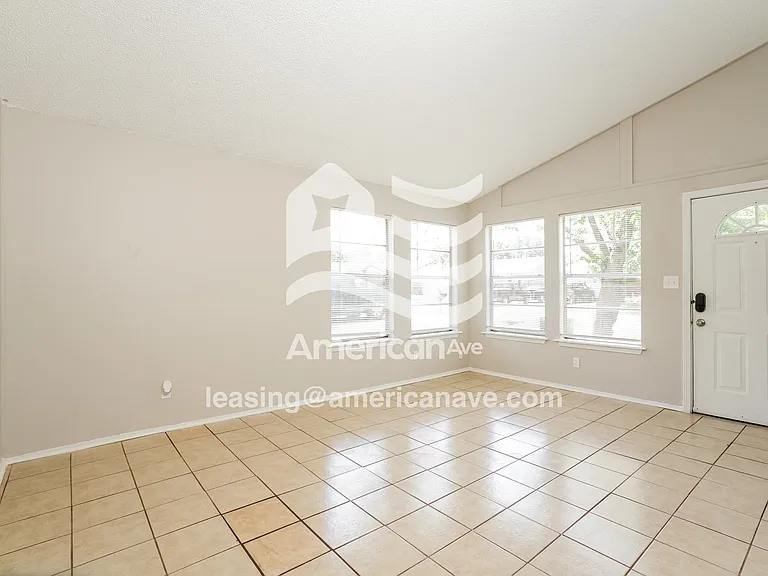 1554435_002_living_room_12814984.jpg