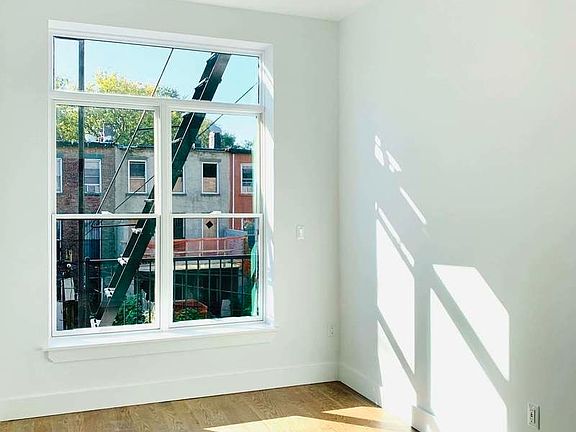 4th image of 424 Gates Ave #2