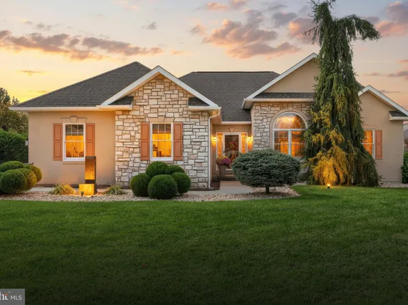 15 Warm Breeze Ct, Hanover, PA 17331