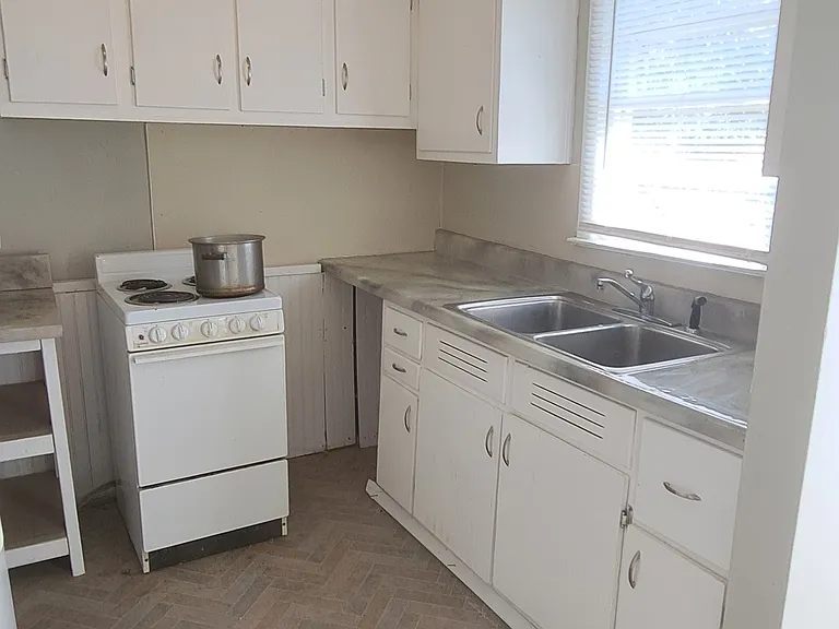 909 Mockingbird Ln — Photo 6