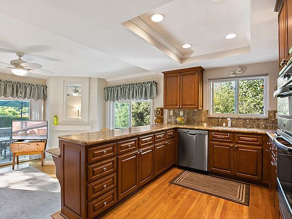 3rd image of 1511 N View Dr