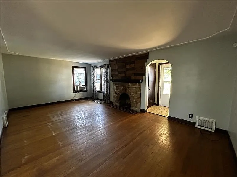 3 bed, $1,300 — Photo 2