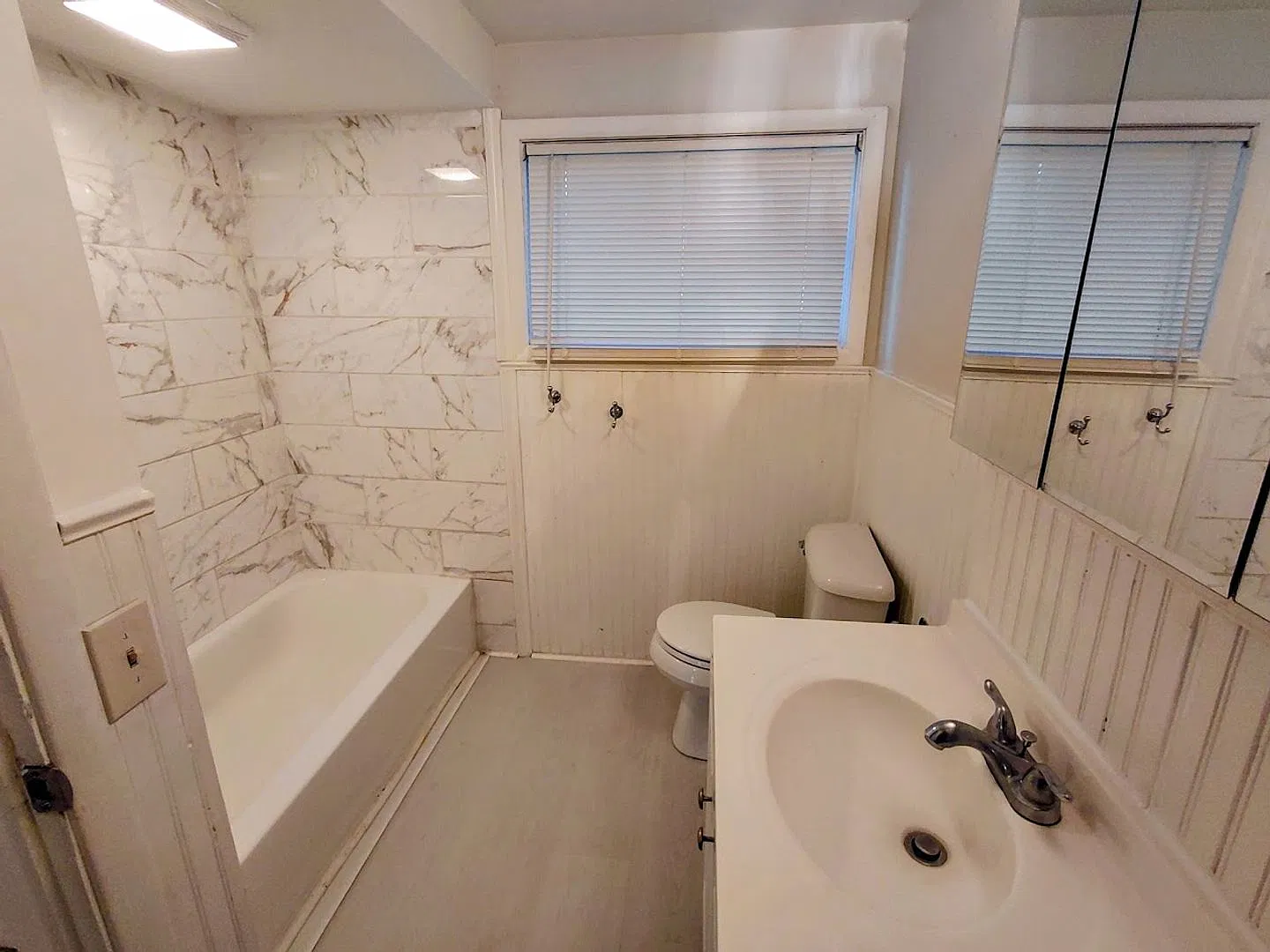 Three bedroom one bathroom raised ranch home — Photo 4