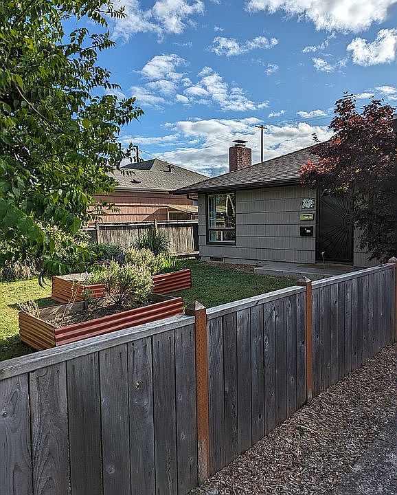 1st image of 2682 Harris St