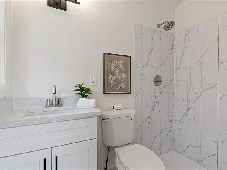 Bathroom 2 (master)
