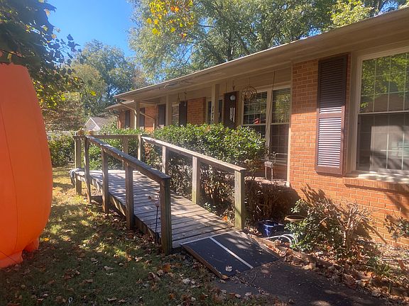 5th image of 1702 Jeannette Cir NW