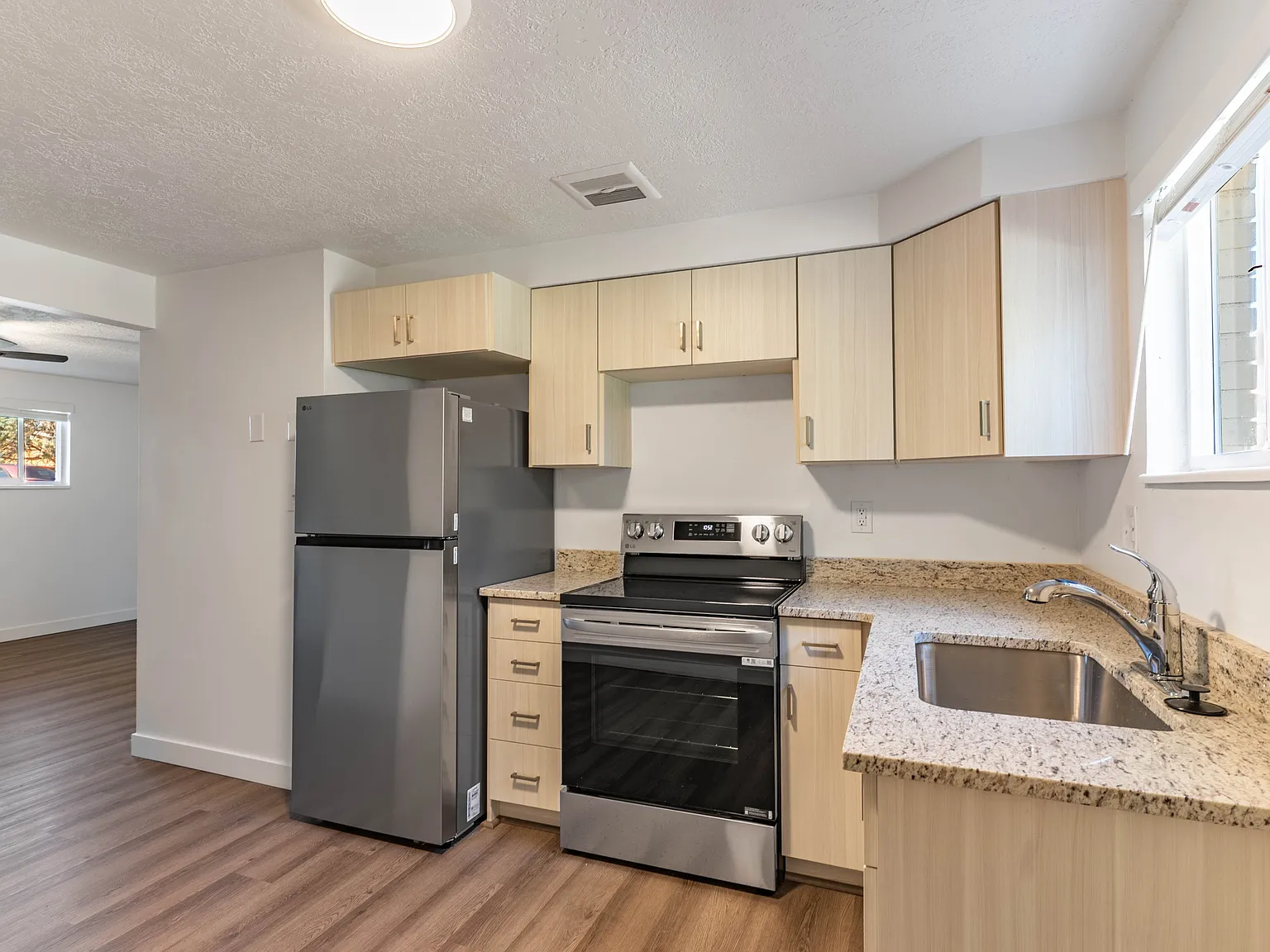 Starcrest Apts — Photo 4