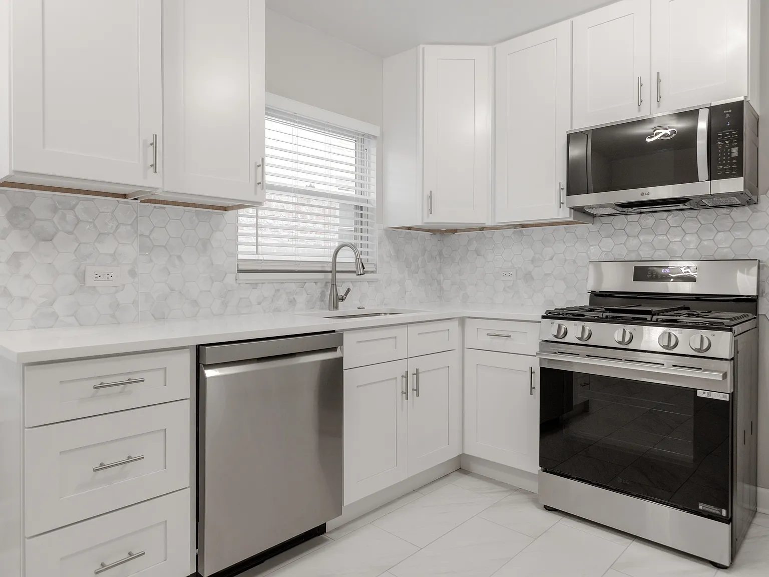 2 bed, 1000 sqft, $1,900 — Photo 1