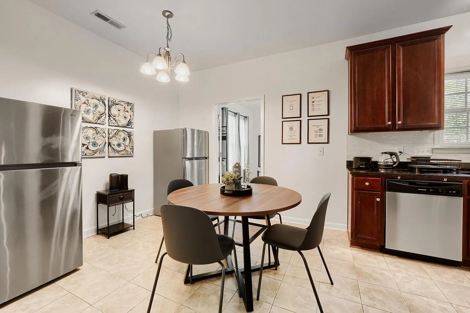 4 bed, 3.0 bath, 2479 sqft, $1,209 — Photo 4