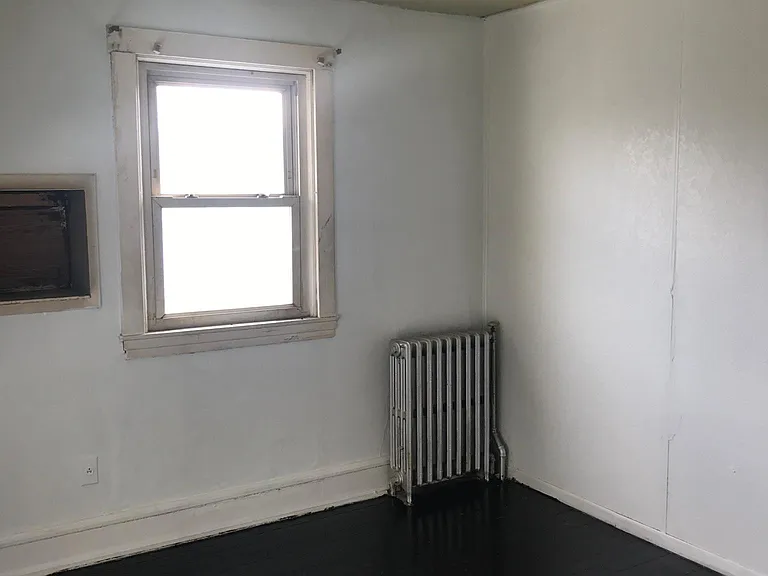 814 E 16th St — Photo 11