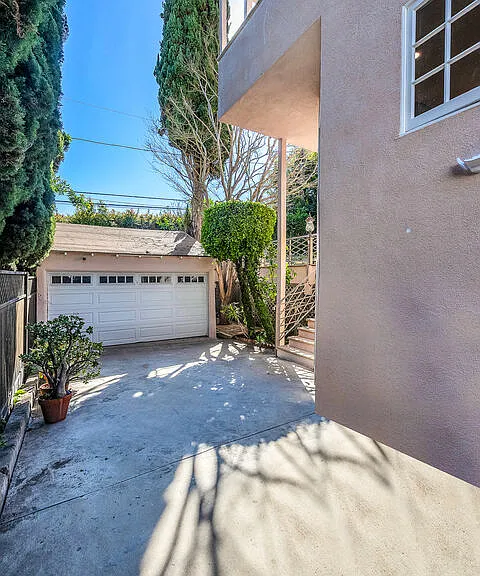 10810 Rochester Ave — Photo 31