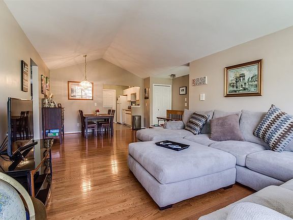 4th image of 4688 Berkshire Dr