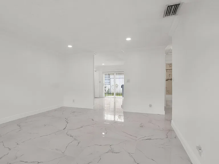 3421 NE 5th Ave — Photo 1