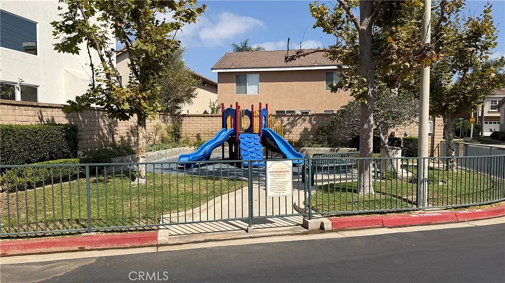 3 bed, 2.5 bath, 1725 sqft, $5,700 — Photo 3