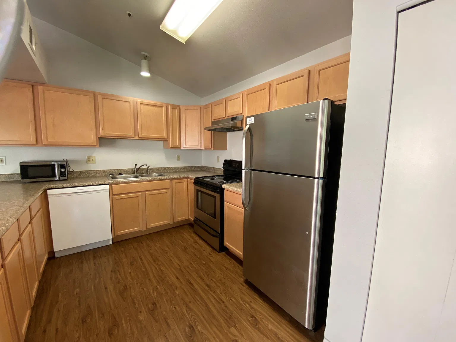 2 bed, 1.5 bath, 800 sqft, $1,495 — Photo 3