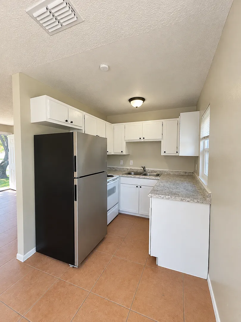1st Month Free Rent 3 Bed 1 Bath Home | Pet Friendly | Fenced Yard | Washer Dryer Hook Ups | Sect... — Photo 3