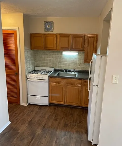Riverview Apartments — Photo 6