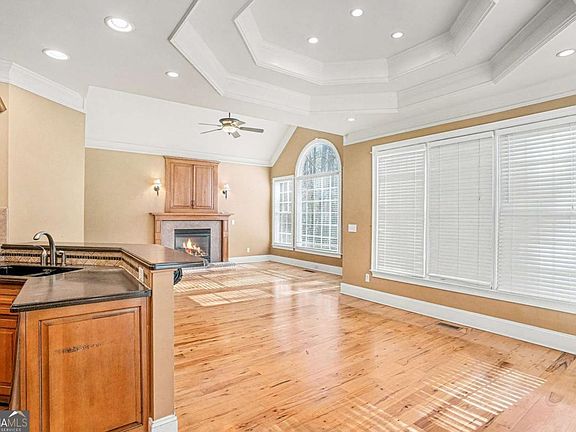 5th image of 390 Glengarry Chase