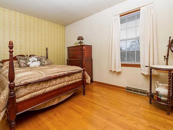 3rd image of 147 Hillcrest Cir