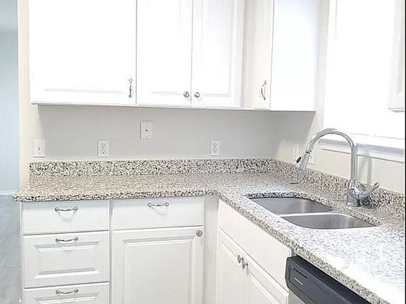 5th image of 15106 Nuttall Dr