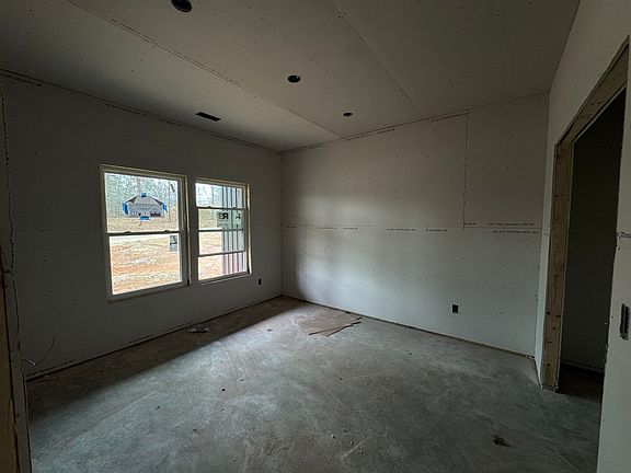 4th image of 171 Nicholls Dr