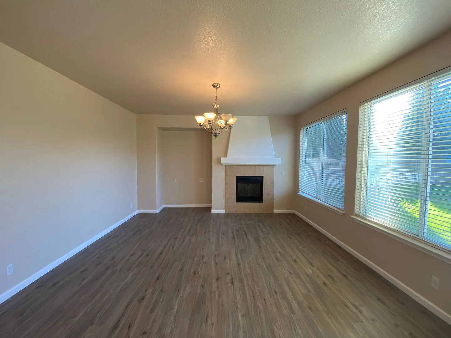 Large 4 bedroom + Den, 2.5 bath home for rent! — Photo 4