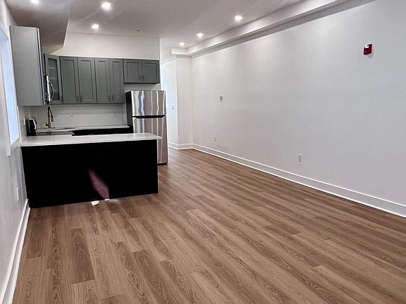 3rd image of 647 N 16th St #2