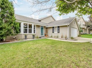 1924 Cliff Alex Ct N, Waukesha, WI 53189