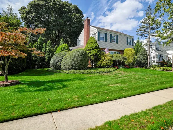 27 Coolidge Street, Malverne, NY 11565