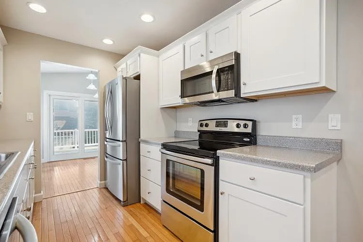 1807 Alden Ave — Photo 9