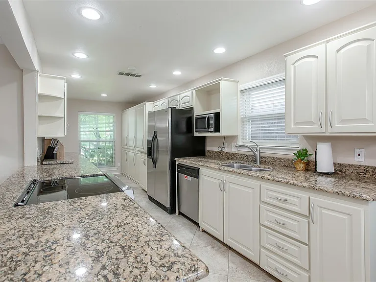 1428 Dumont Dr — Photo 9