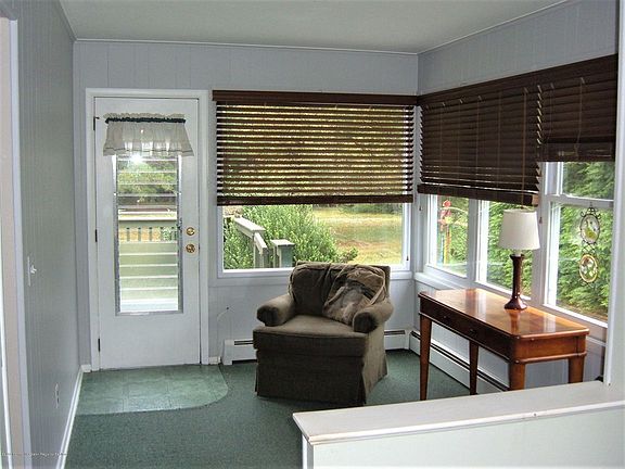 4th image of 1051 Edgebrook Dr E
