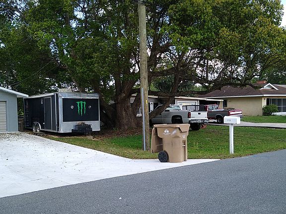 3rd image of 27728 Lois Dr