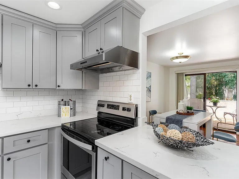 10211 NE 16th Pl #R8 — Photo 5
