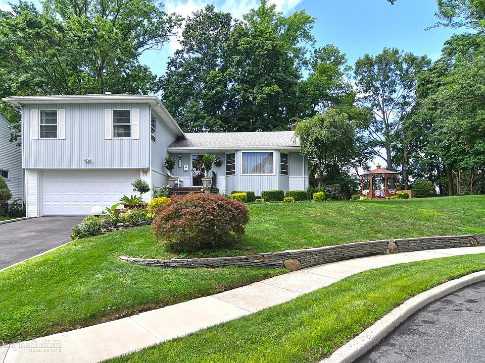 1st image of 79 Essex Ct