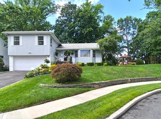 79 Essex Ct, Port Washington, NY 11050