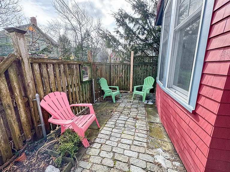 Howland St — Photo 27