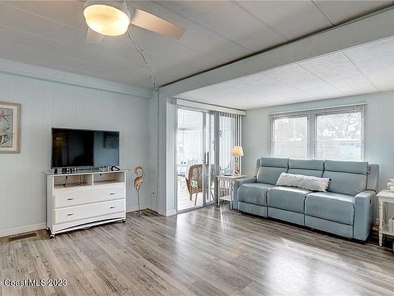 3rd image of 925 Hawthorn Cir