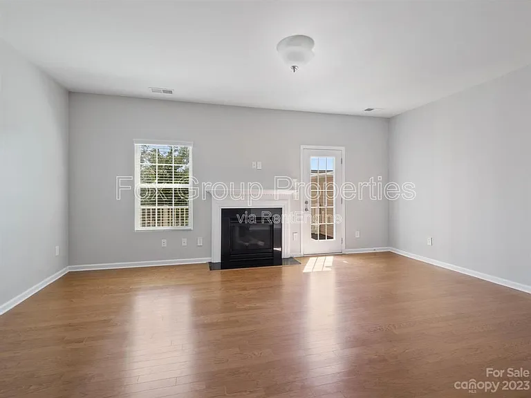 19036 Lake Breeze Dr — Photo 14