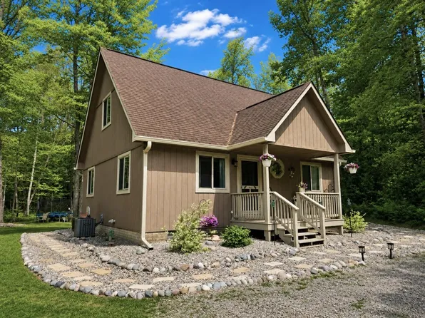 102B Woodhaven St, Houghton Lake, MI 48629