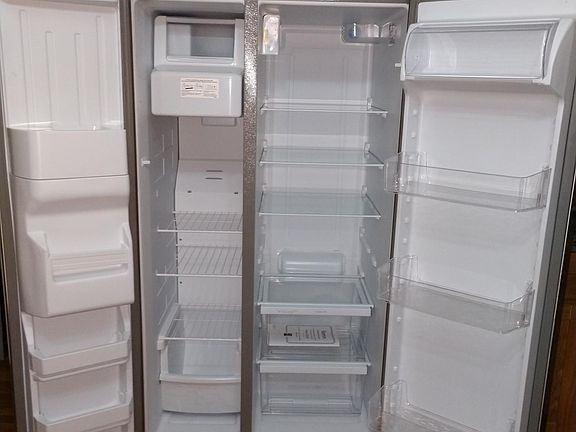 Full sized Refrigerator with Water/Ice dispenser on door!