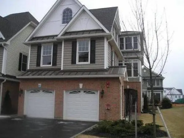 428 Trotting Ln, Westbury, NY 11590