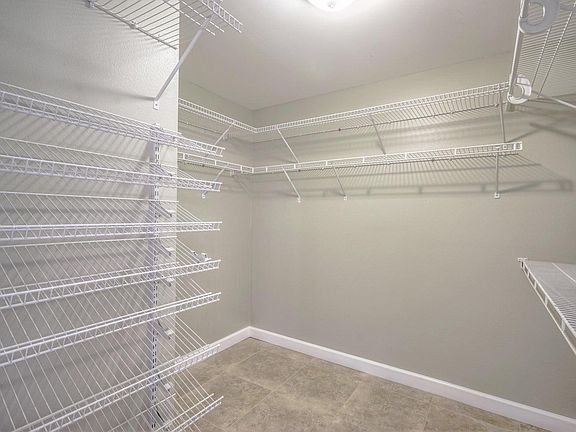 5th image of 349 Louise Cir