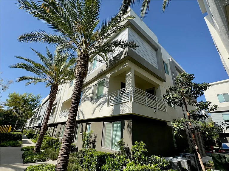 1868 S Westside Dr #28 — Photo 2
